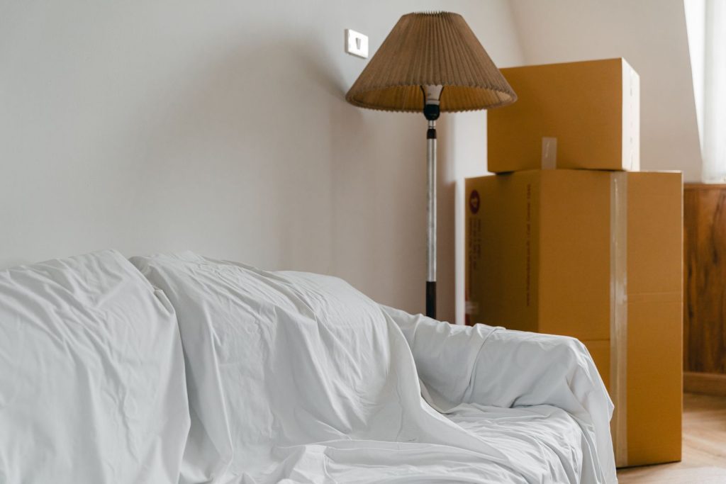 Schlafzimmer mit Umzugskartons – Immobilienverkauf bei Scheidung