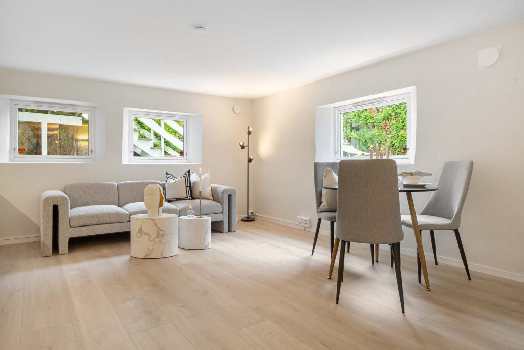 Helles Wohnzimmer einer Eigentumswohnung