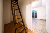 Treppe zum Studio - Neu renoviert & sofort bezugsfrei in Gumbsheim: 132 qm + 54 qm Einliegerwohnung mit Mieteinnahme!