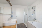 Badezimmer1.2 - Seeblick inklusive! Moderne Design-Wohnung in Ludwigshafen mit Top-Ausstattung und Balkon.