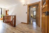 OG-Flur-Treppe - Charmantes Haus mit Garten, Studio und Potenzial zur Ferienwohnung oder Hobby im Nebengebäude