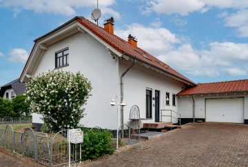Beeindruckende Raumhöhe und optionale Einliegerwohnung. Stilvolles Architektenhaus in Grolsheim., 55459 Grolsheim, Einfamilienhaus
