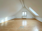 Wohnzimmer OG - Wandmodernisiert – sofort einziehen! Großzügige Maisonettewohnung in Zornheim.