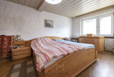 EG-Schlafzimmer1.1 - Ober-Olm: 1–2 Familienhaus mit Hof und Potenzial für kleinen Garten in gefragter Lage