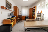 EG_Buero_Arbeitsplatz2.1 - Parkvilla in Bad Kreuznach – Traumgarten, energetisch saniert. Mehrfamilienhaus und Praxis möglich.
